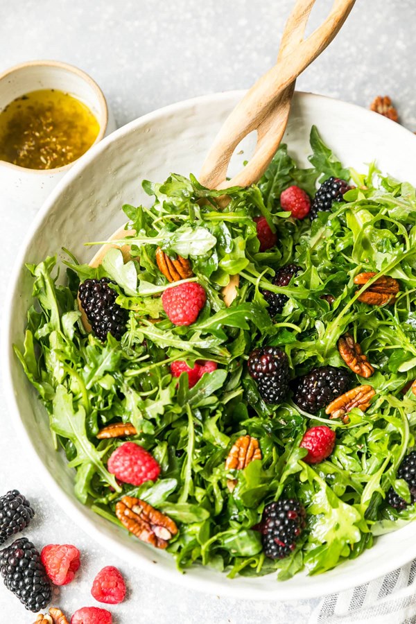 Salad with berries and pecans 