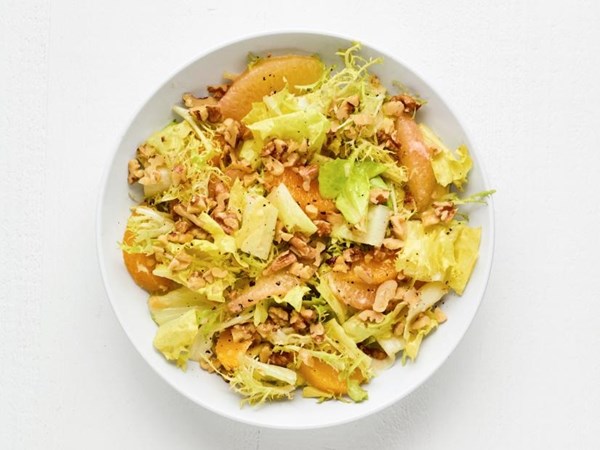 Salad with citrus and walnuts