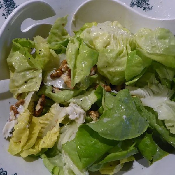 Salad with walnuts and cheese (La salade Rouergate)