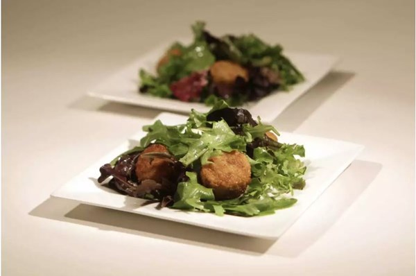 Salad with warm bone marrow croutons