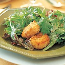 Salad with warm goat cheese
