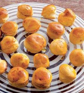 Salambôs, or caramel cream puffs