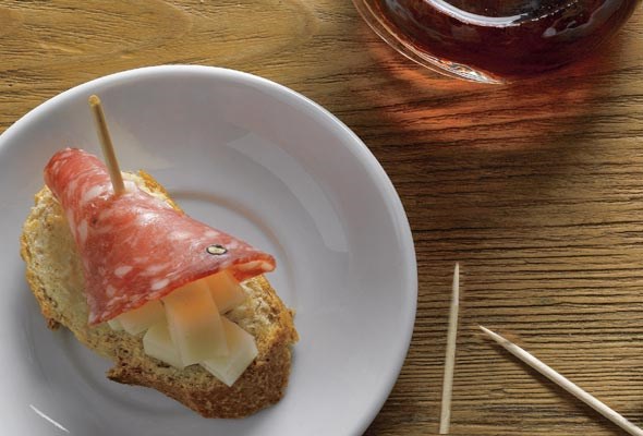 Salami and cheese tapa (Tapa de salami y queso)