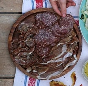 Salami with raw courgette salad