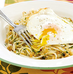 Salerno-style spaghetti with fried eggs and bread crumbs