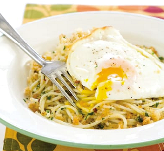 Salerno-style spaghetti with fried eggs and bread crumbs