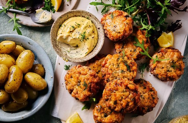 Salmon & dill fish cakes with herb mayo