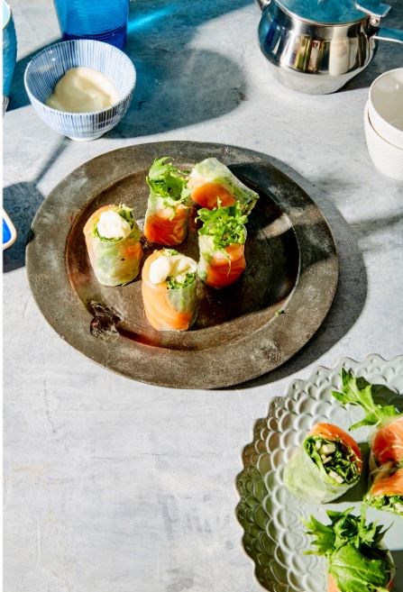 Salmon and apple rice paper rolls (Gói cuốn cá hồi)