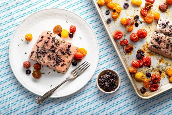 Salmon and cherry tomatoes sheet-pan dinner