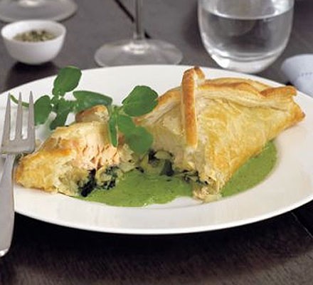 Salmon and fennel en croûte with watercress sauce