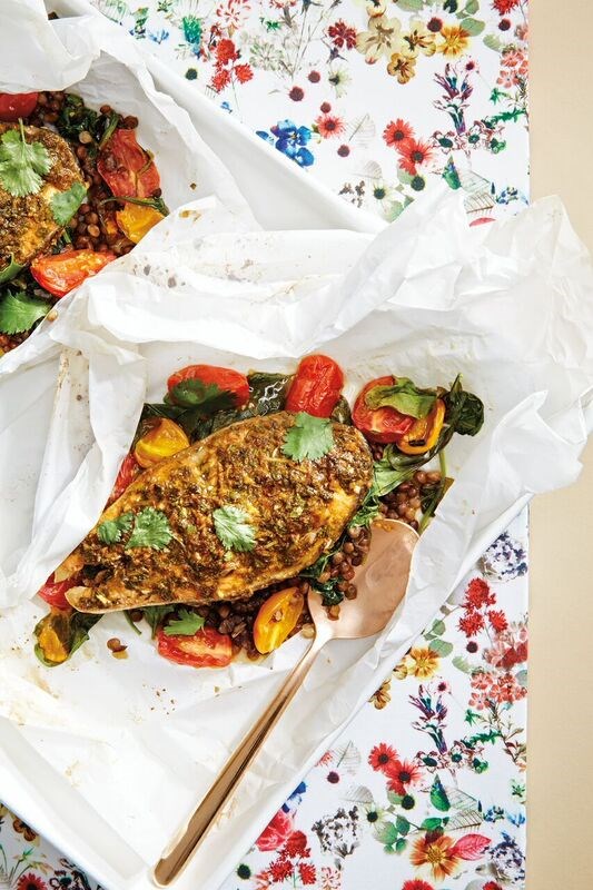 Salmon and lentils en papillote with cilantro pesto