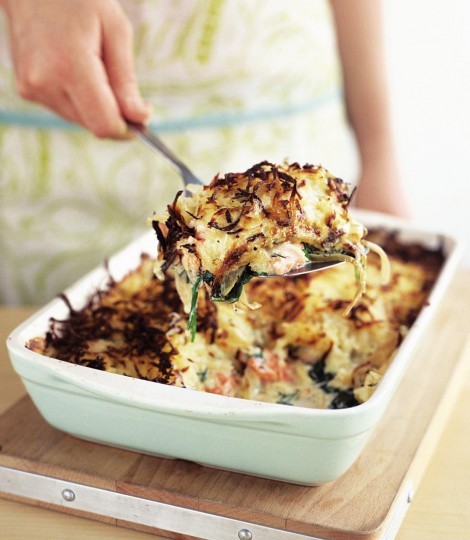 Salmon and spinach rösti bake