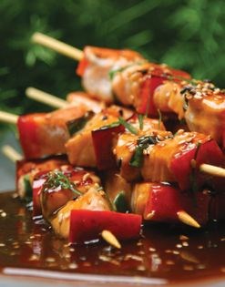 Salmon anticuchos with Oriental sauce