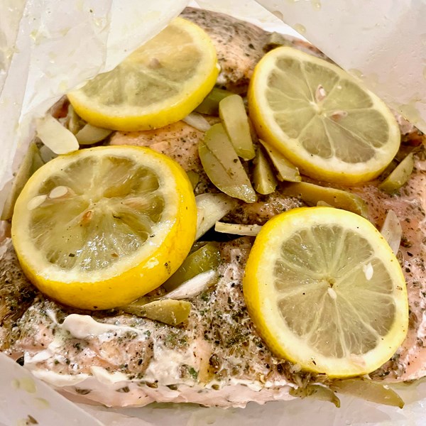 Salmon baked with lemon (Solomós lemonato)