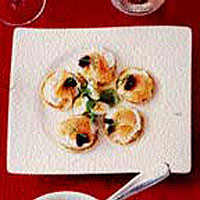 Salmon blinis with vodka dressing 