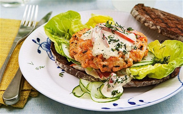 Salmon burger with dill and tomato mayonnaise