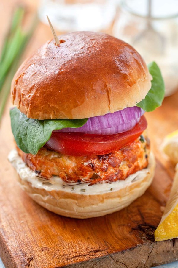 Salmon burgers with chive and lemon mayonnaise