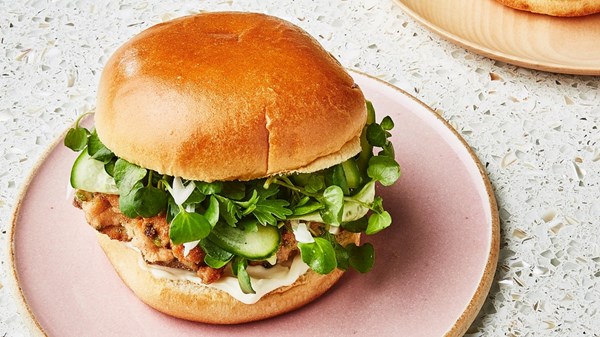 Salmon burgers with pickled cucumbers