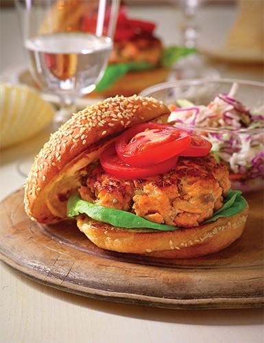 Salmon burgers with sun-dried tomato mayonnaise