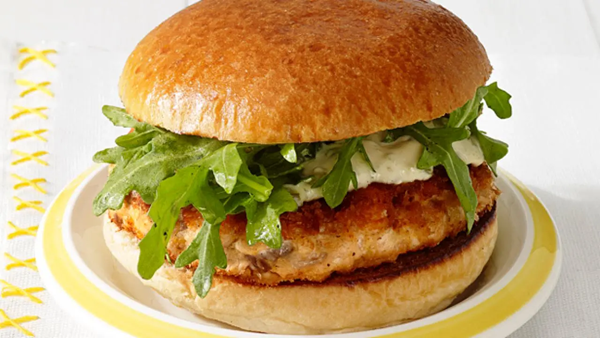 Salmon burgers with tartar sauce