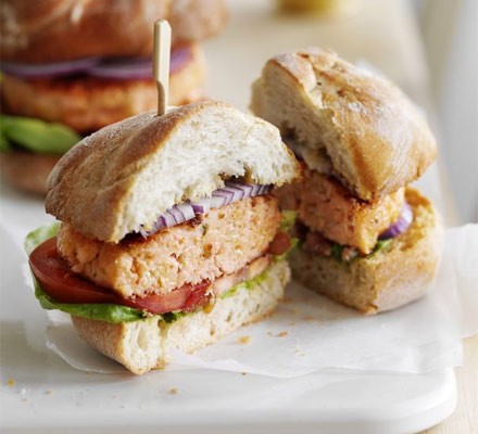 Salmon burgers with tartare mayo