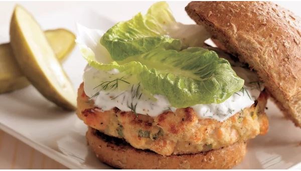 Salmon burgers with yogurt-dill sauce