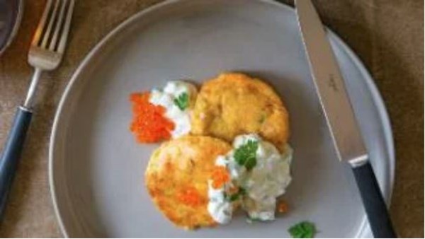 Salmon cakes with cucumber cream
