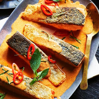 Salmon chu chi with red curry sauce