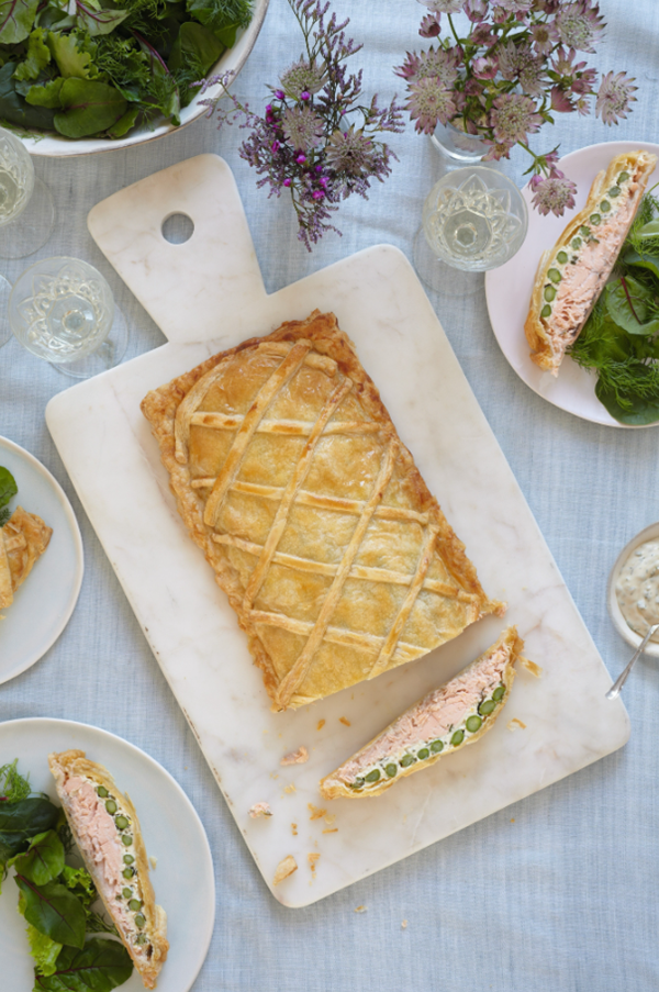 Salmon en croûte with asparagus