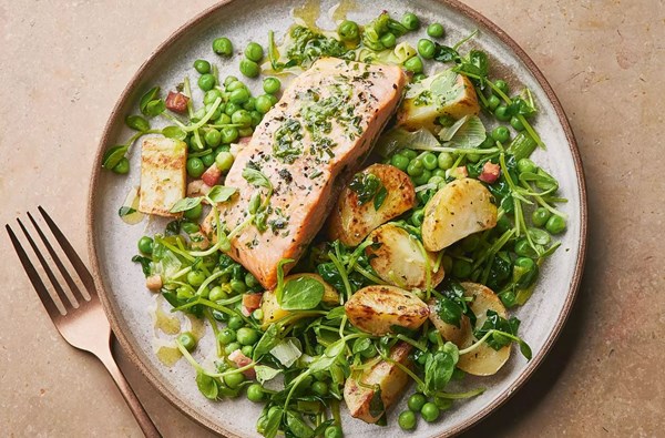 Salmon fillets with wild garlic, peas & leeks
