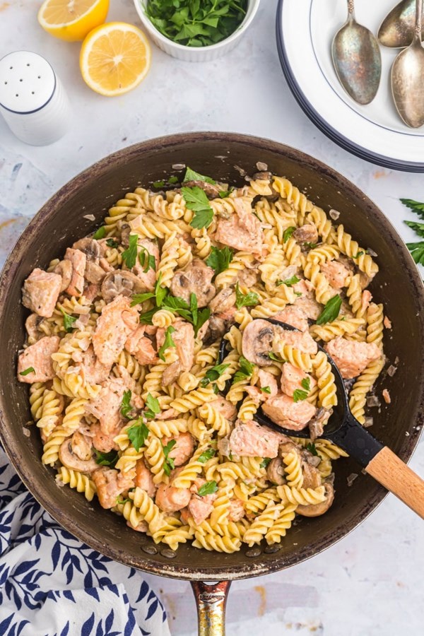 Salmon fusilli