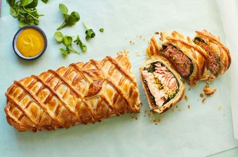 Salmon in pastry with curried eggs and spinach filling