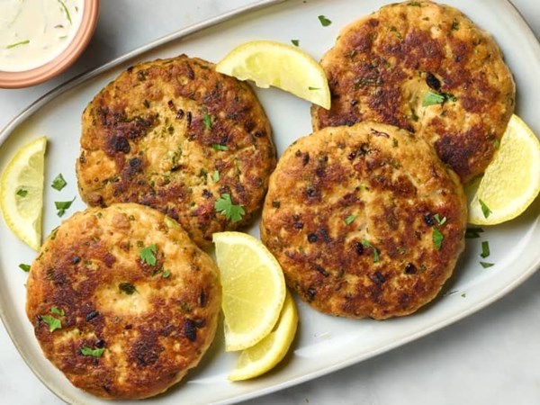 Salmon patties with lemon aioli