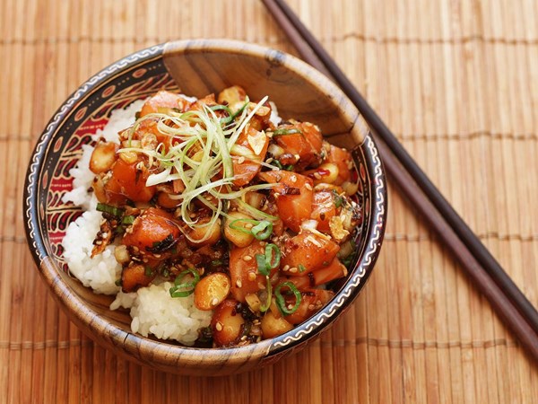 Salmon poke with macadamia nuts and fried shallots