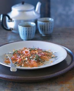 Salmon sashimi, lemon grass and fresh herbs (Cá sông salmon)