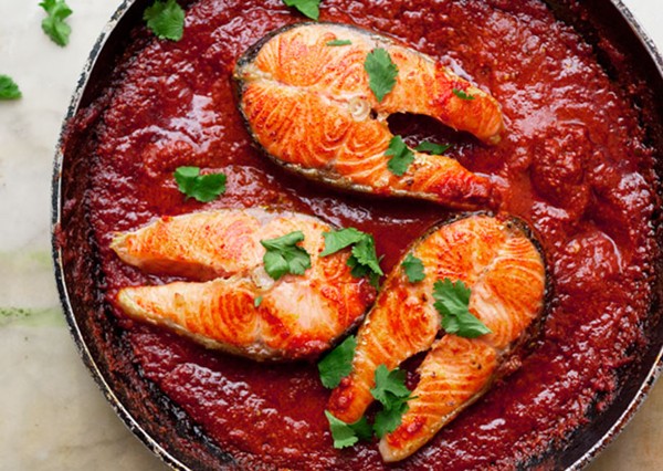 Salmon steaks with spicy tomato sauce