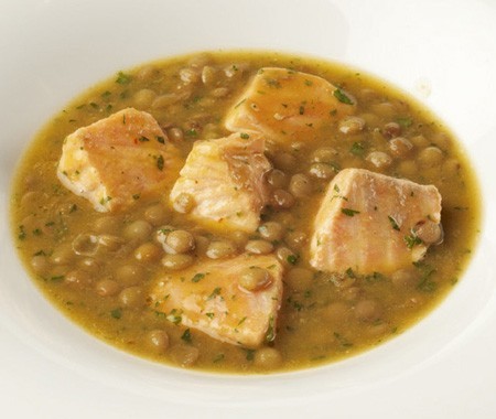 Salmon stewed with lentils