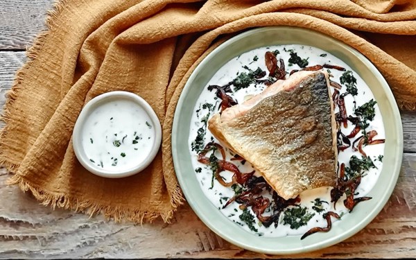 Salmon tails with yoghurt sauce