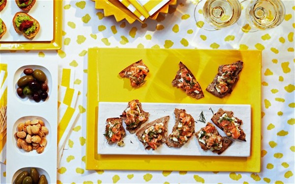Salmon tartare on rye crisps