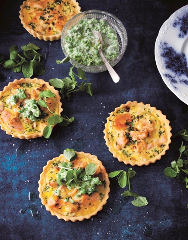 Salmon tarts with crushed pea sauce