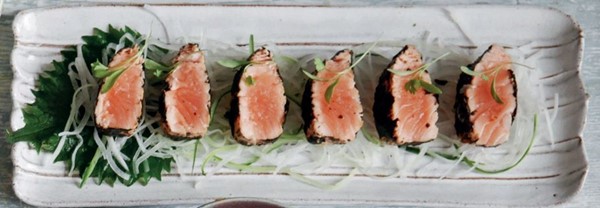 Salmon tataki in nori crust