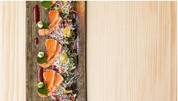 Salmon tataki salad