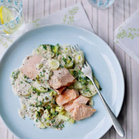 Salmon with creamy leeks and potatoes