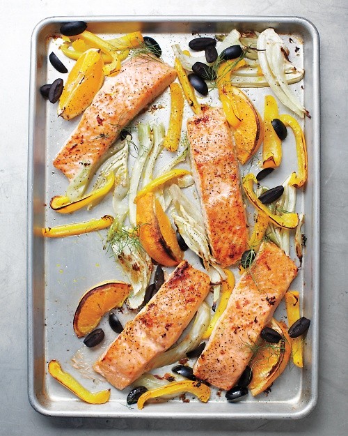 Salmon with fennel, bell pepper, and olives