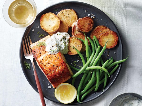 Salmon with potatoes and horseradish sauce