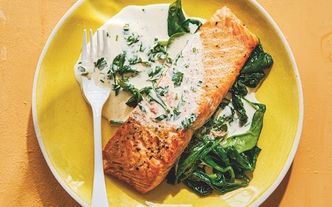 Salmon with vermouth, herbs and cream