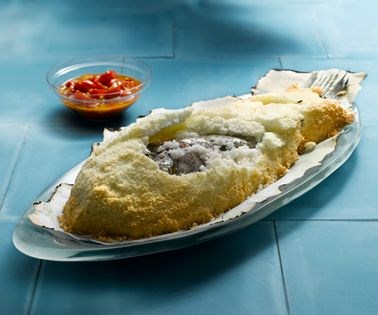 Salt-baked sea bass with tomato vinaigrette (Lubina a la sal con vinagreta de tomates)