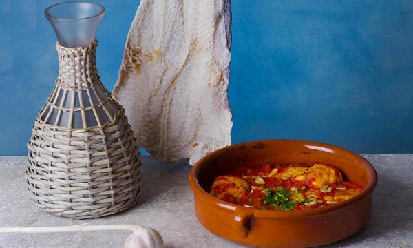 Salt cod cooked in the oven in an earthenware dish (Bacallà a la llauna)