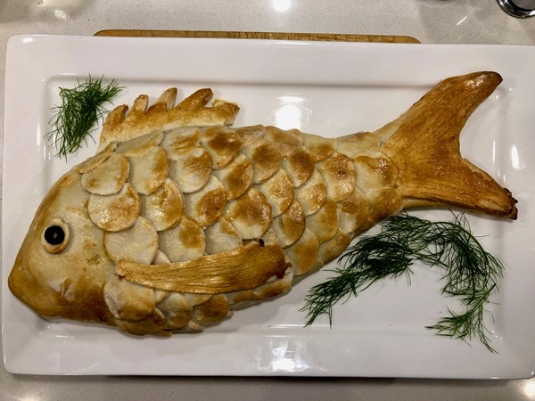 Salt crust baked fish (Psária psiména se kroústa alatioú)