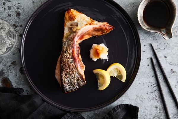 Salt-grilled salmon collar 